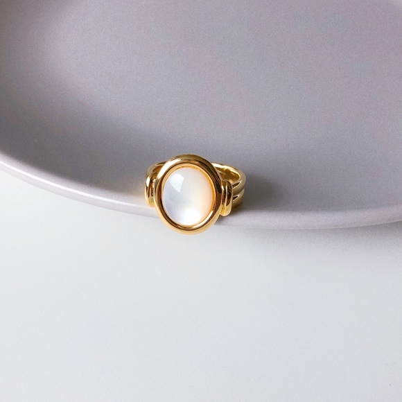 3/$35 Size 6 Gold Shell Signet Ring - Picture 2 of 8